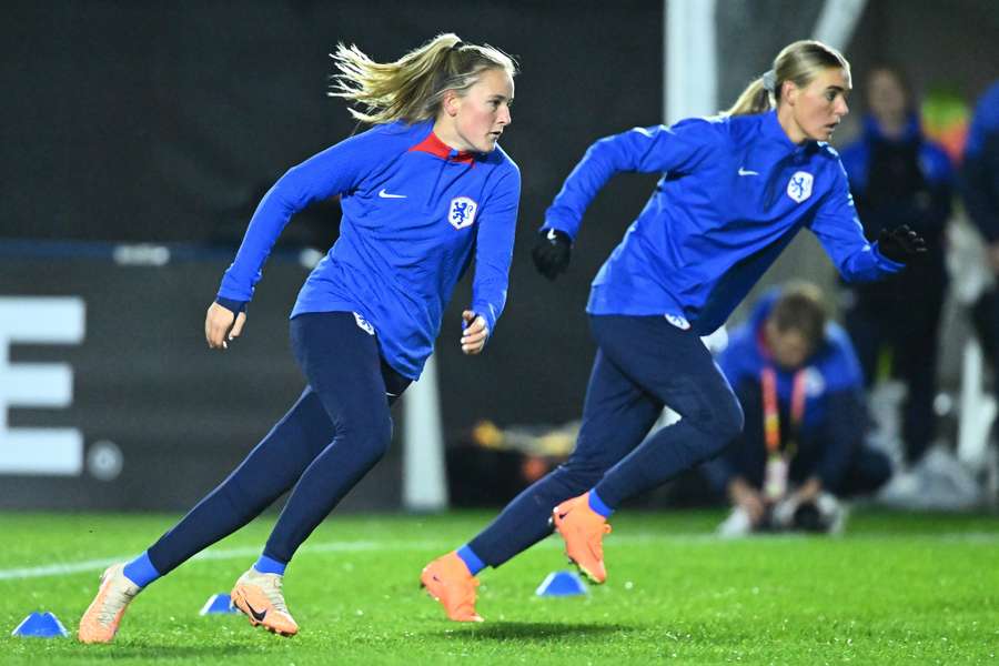 Wieke Kaptein (L) en Stefanie van der Gragt tijdens een training