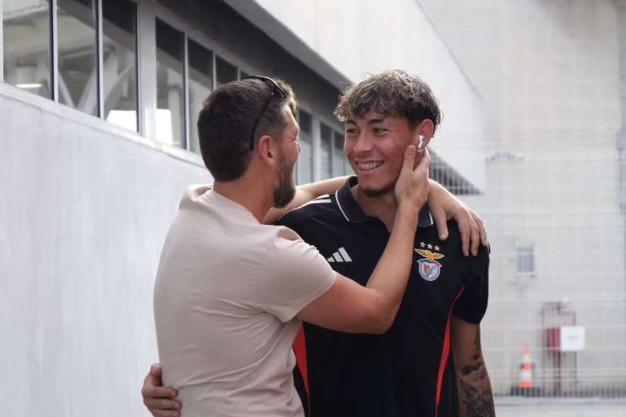 O abraço entre Leonardo Lopes, guarda-redes convocado por José Mourinho, e o pai, no aeroporto Francisco Sá Carneiro