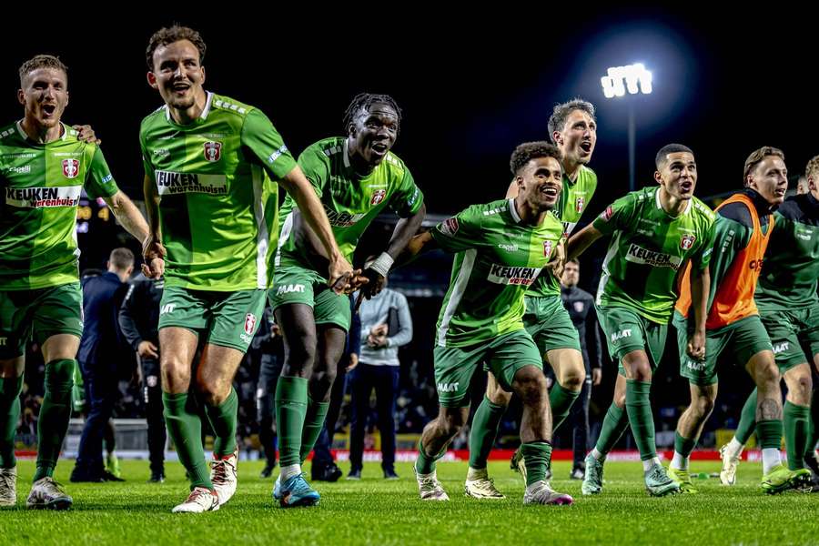 FC Dordrecht viert een feestje na de overwinning op NAC Breda in het Rat Verlegh Stadion