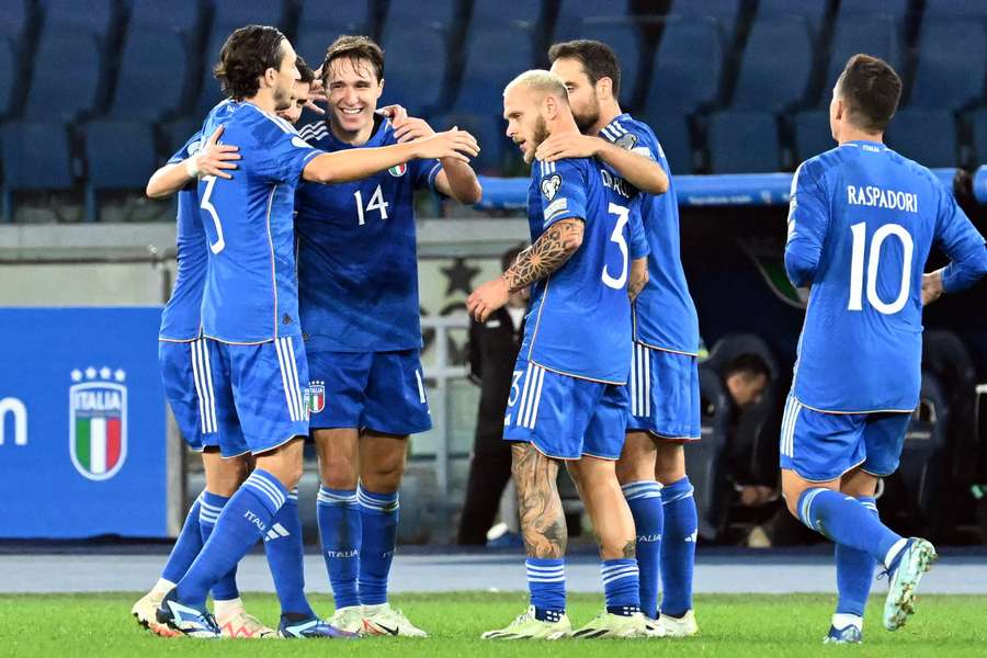 Los italianos celebran uno de los cinco goles a Macedonia del Norte