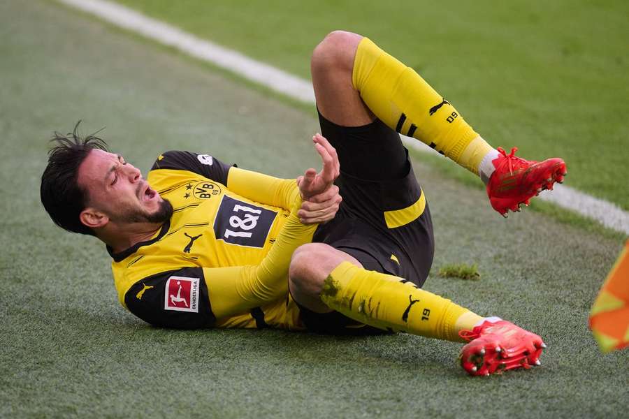 Bensebaini pode ser utilizado frente ao Sporting
