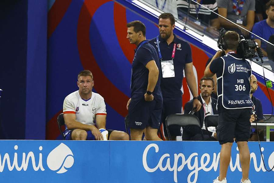 Johan Deysel assiste ao jogo com a França depois de ser expulso