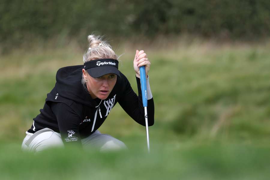 Charley Hull lines up a putt