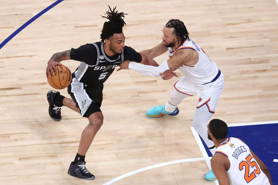 Stephon Castle intenta superar a Jalen Brunson Stephon Castle intenta superar a Jalen Brunson