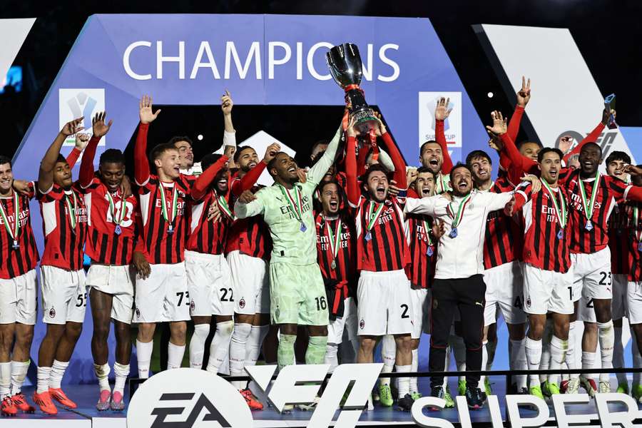 Milan ergue troféu de campeão da Supercopa da Itália