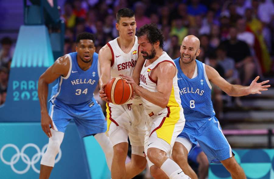 Sergio Llull en Jaime Pradilla van Spanje in actie met Giannis Antetokounmpo en Nick Calathes van Griekenland