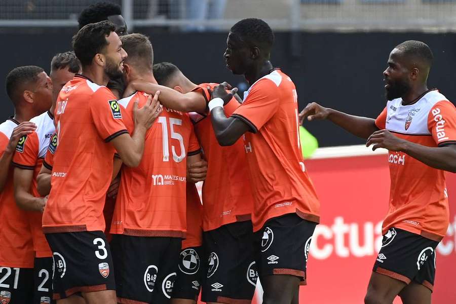 Les Lorientais célèbrent le premier but de la rencontre face au LOSC. 