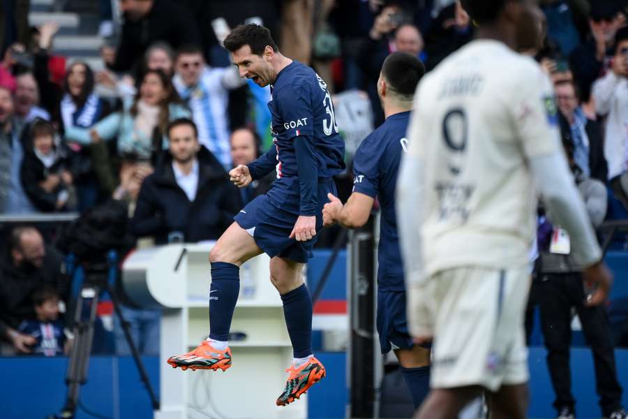 Messi juicht na het scoren van het winnende doelpunt in blessuretijd