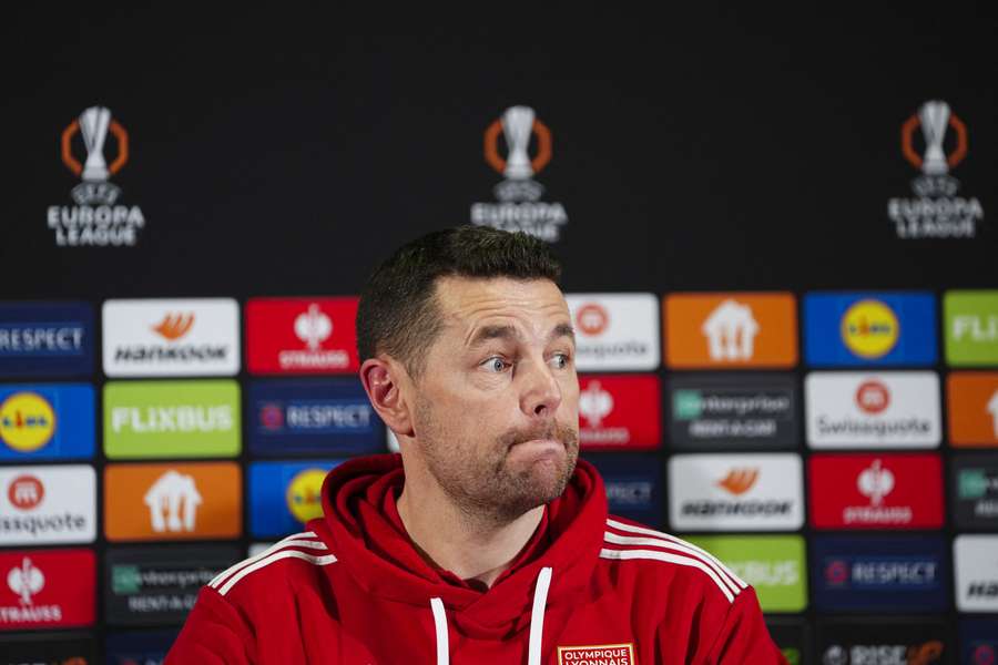 Pierre Sage na conferência de imprensa antes do jogo da sétima jornada da Liga Europa com o Fenerbahçe
