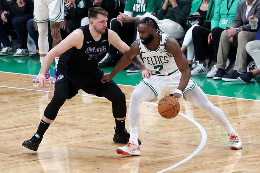 Jaylen Brown (r.) und Co. machten den Dallas Mavericks um Superstar Luka Doncic mächtig Probleme.