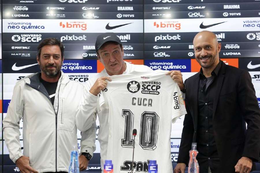 Cuca recebe a camisa 10 das mãos de Duilio e Alessandro