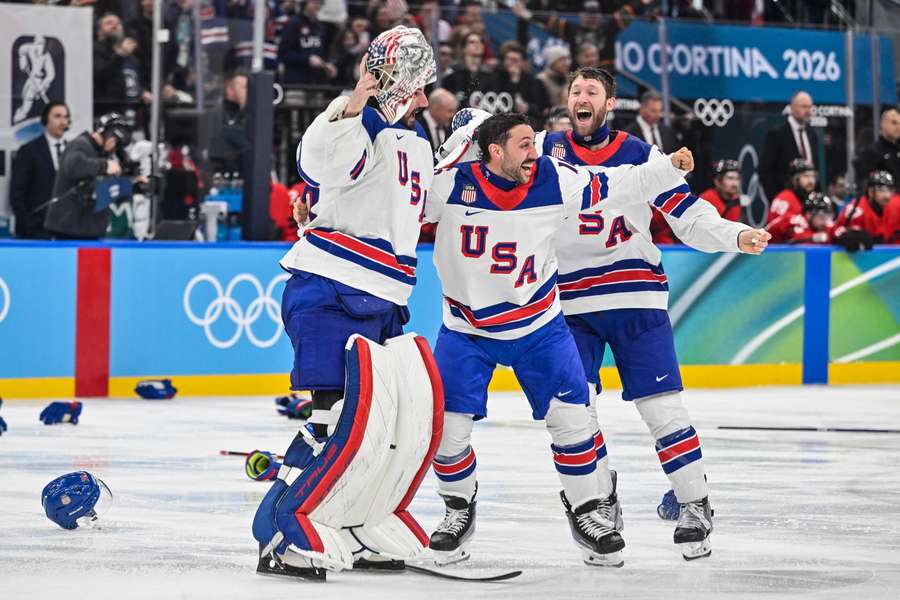I giocatori di hockey degli USA festeggiano la medaglia d’oro alle Olimpiadi Invernali 2026 I giocatori di hockey degli USA festeggiano la medaglia d’oro alle Olimpiadi Invernali 2026