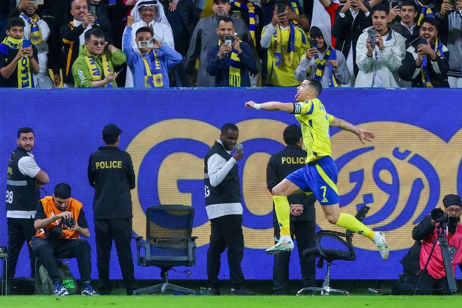 Cristiano Ronaldo bisou frente ao Damac