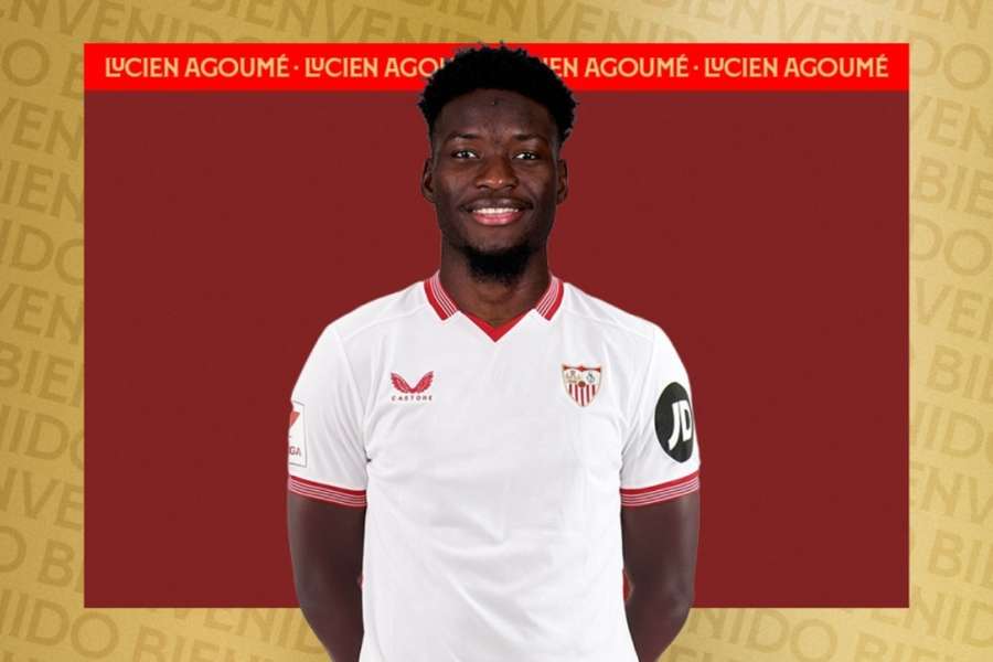 Lucien Agoumé, con la camiseta del Sevilla 