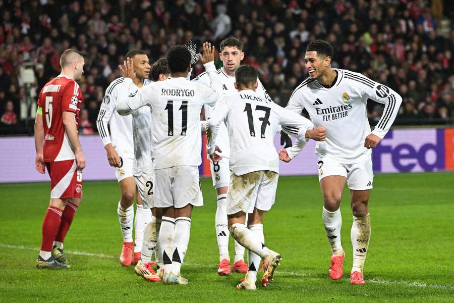 Jucătorii lui Real Madrid sărbătoresc unul dintre golurile marcate împotriva lui Brest