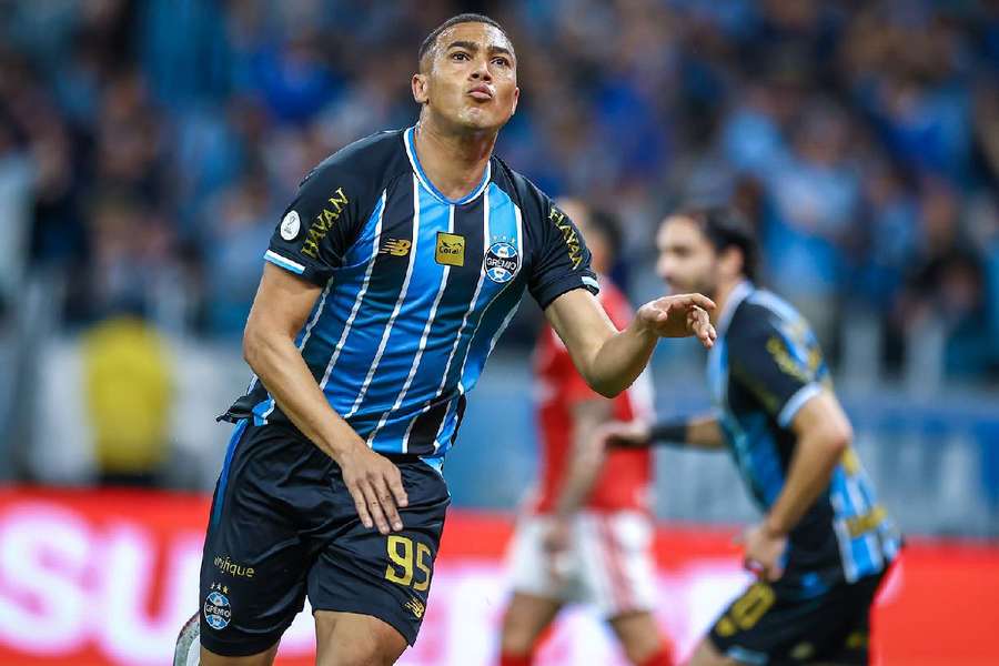 Carlos Vinícius voltou a deixar sua marca em um Grenal Carlos Vinícius voltou a deixar sua marca em um Grenal