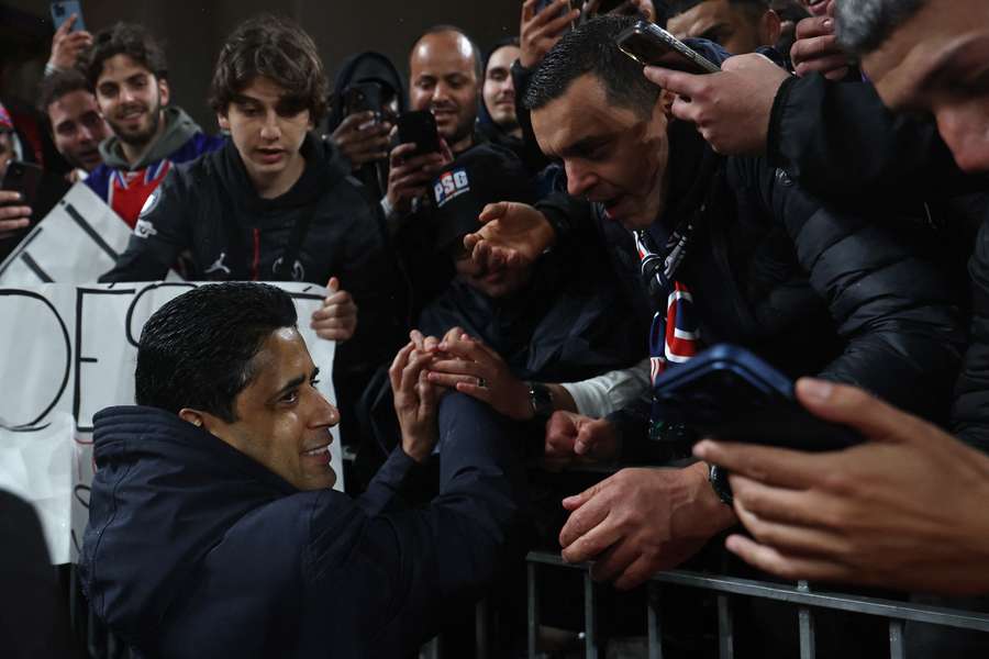 Nasser Al-Khelaïfi avec les supporters parisiens à Anfield après la qualification le 14 avril.
