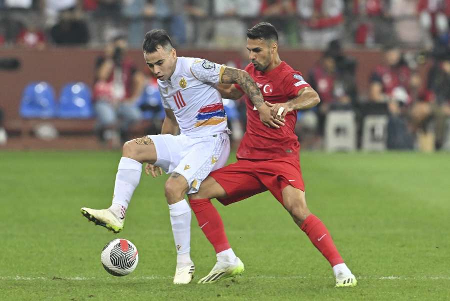Lucas Zelarayan no jogo contra a Turquia, onde a Arménia empatou 1-1
