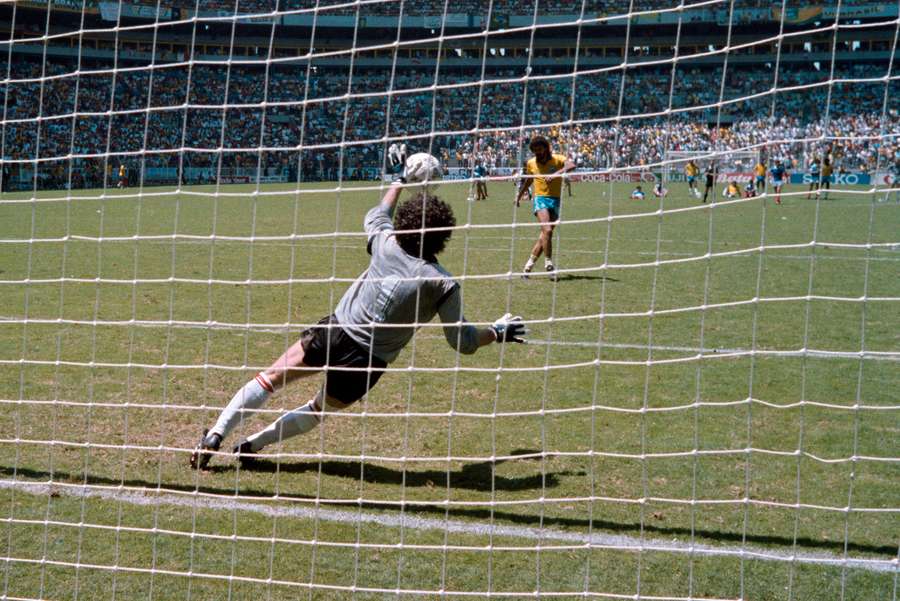 Batts defende penalidade cobrada por Zico