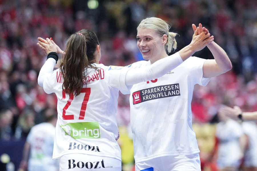 Kathrine Heindahl hubler efter en af de danske scoringer
