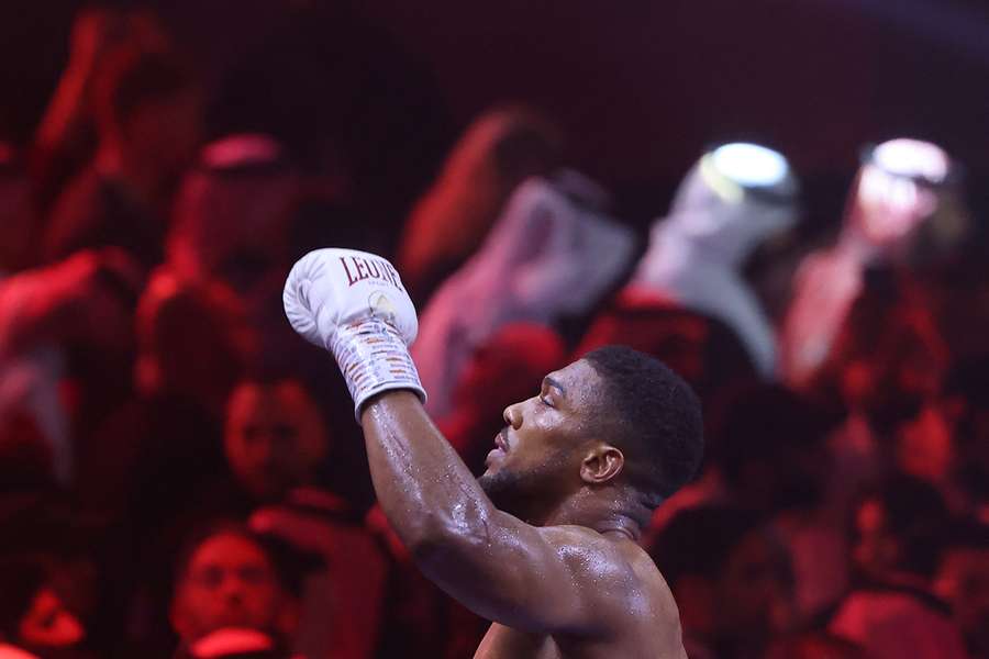 Joshua stops Wallin after five rounds in heavyweight clash