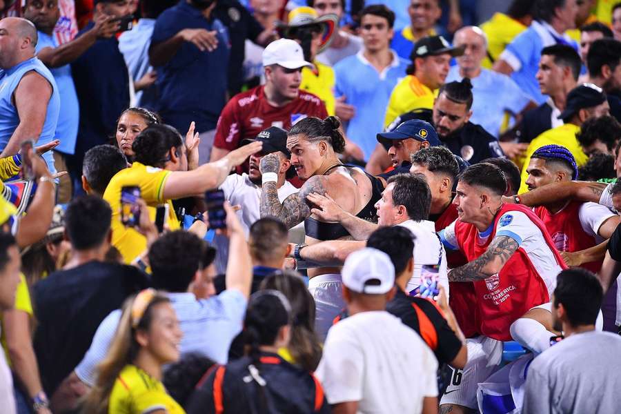 Darwin Núñez trocou socos com torcedores da Colômbia