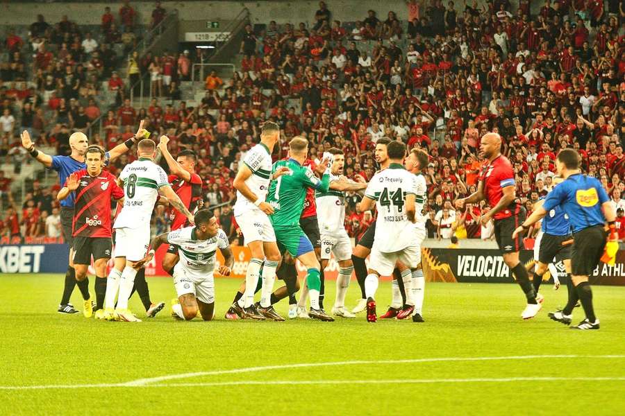 Estádio do Furacão foi palco de cenas lamentáveis