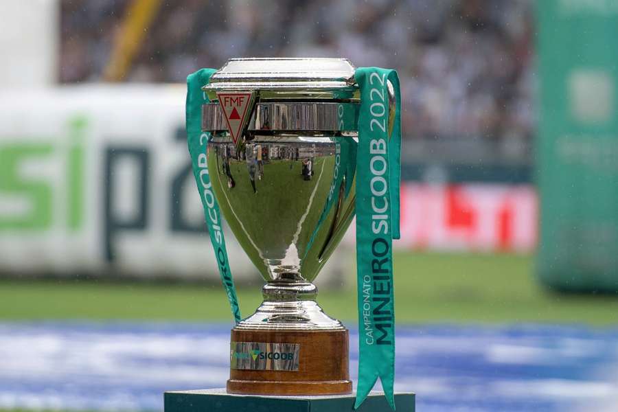 Taça do Campeonato Mineiro de 2022 no gramado do Mineirão