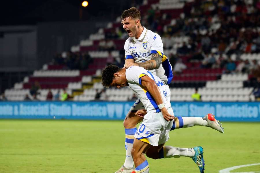 Anthony Oyono festeggia il gol del vantaggio contro il Cittadella