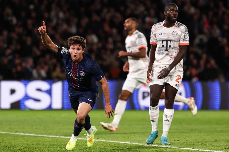 João Neves celebra pelo PSG João Neves celebra pelo PSG