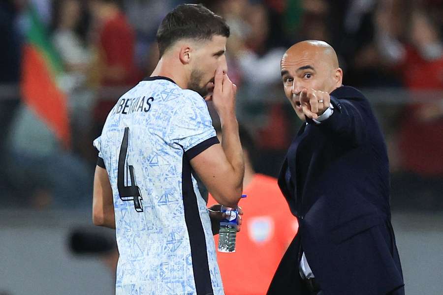 Roberto Martinez com Rúben Dias em Guimarães