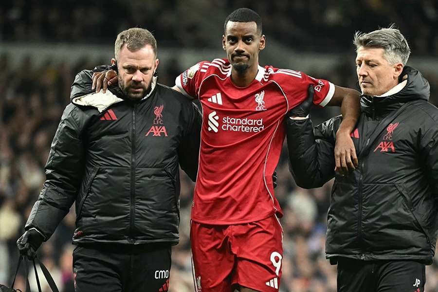Alexander Isak si ze zápasu s Tottenhamem odnesl zlomeninu lýtkové kosti.