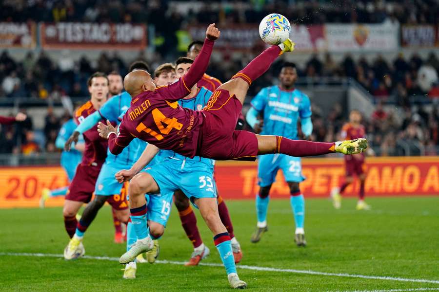 Roma's Donyell Malen shoots at goal against Napoli