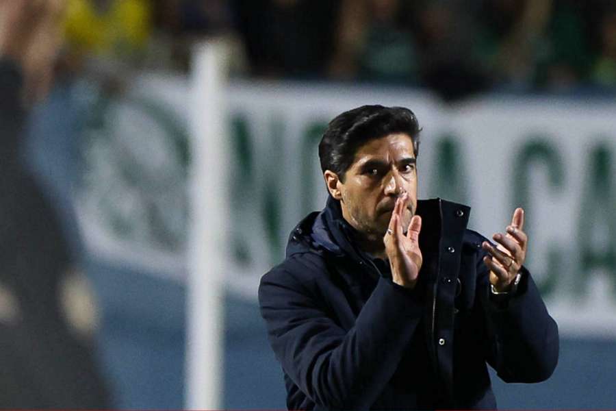 O treinador chamou críticos de "tudólogos" O treinador chamou críticos de "tudólogos"