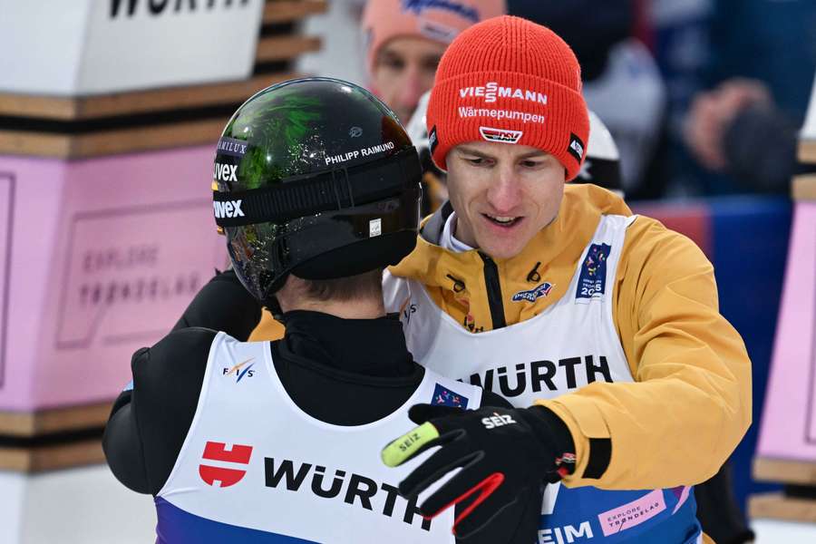 Phillip Raimund (l.) und Karl Geiger (r.) unterstützen sich beim Wettkampf Phillip Raimund (l.) und Karl Geiger (r.) unterstützen sich beim Wettkampf