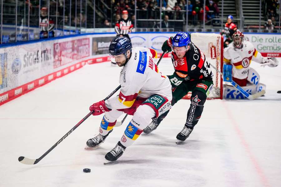 Cody Kunyk (r.) bleibt den Augsburger Panthern über die Saison hinaus erhalten.