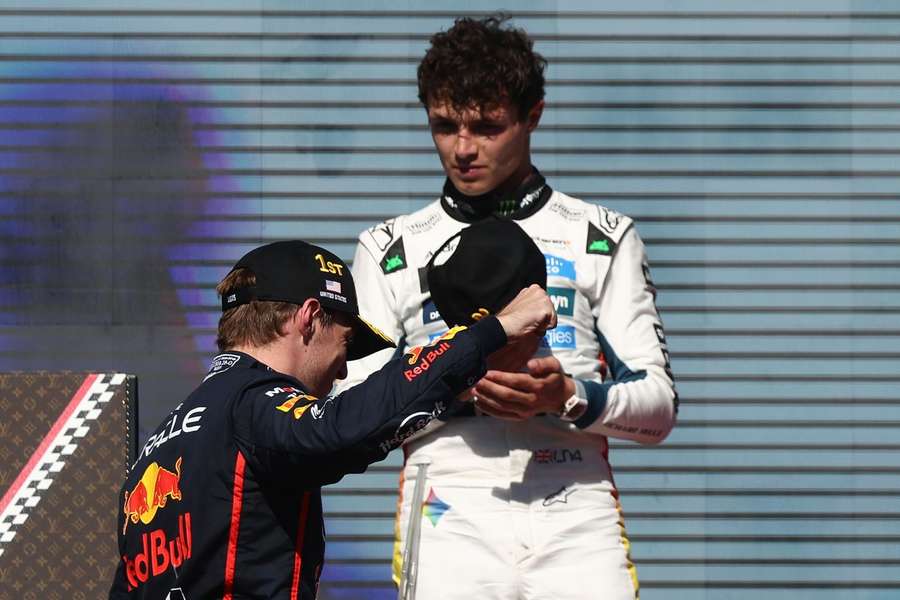 Max Verstappen geht an Lando Norris vorbei aufs Siegertreppchen.