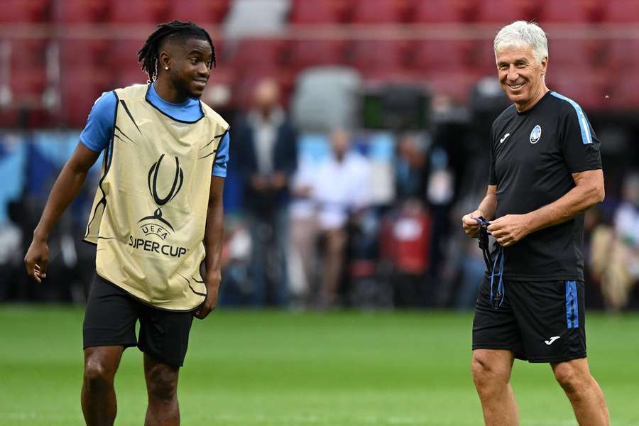 Ademola Lookman e o treinador Gian Piero Gasperini da Atalanta em treino antes da Supertaça em Varsóvia