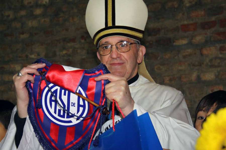 El Papa Francisco con el escudo de San Lorenzo