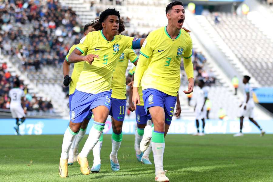 Jean Pedroso comemora o gol que abriu a vitória brasileira