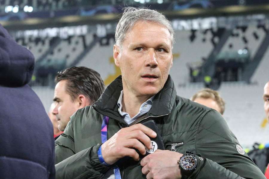 Van Basten apelida Ten Hag, treinador do Man Utd, de "IDIOTA"