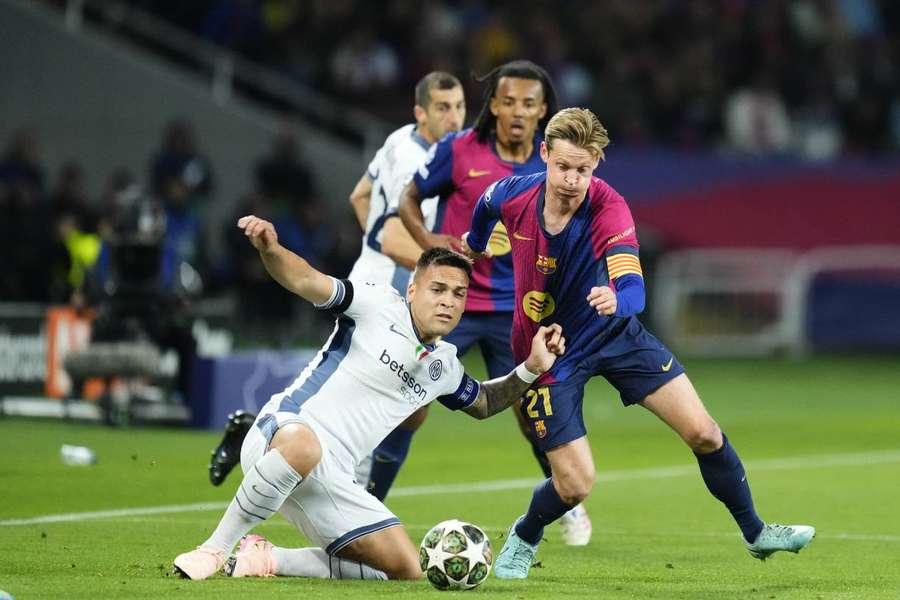 Lautaro en una disputa con De Jong