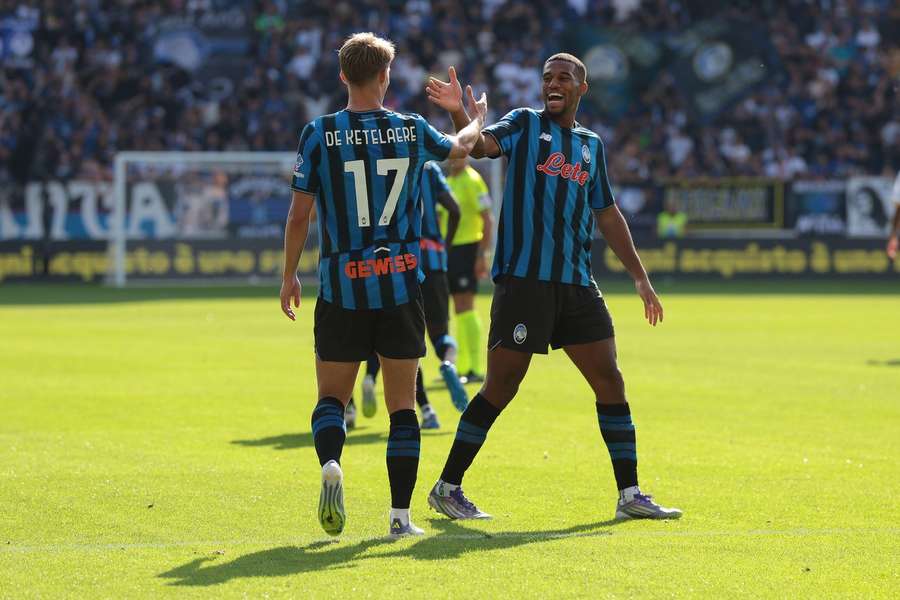 De Ketelaere esulta con Hien dopo il gol contro il Lecce
