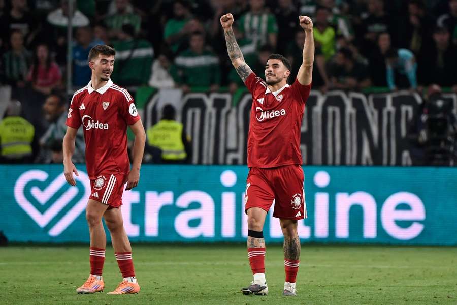 Isaac Romero celebra el gol del empate del Sevilla