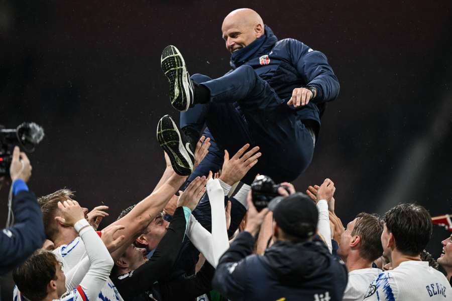 Solbakken wird von seinen Spielern gefeiert Solbakken wird von seinen Spielern gefeiert