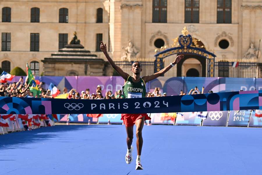 Etíope Tamirat Tola quebrou recorde olímpico 