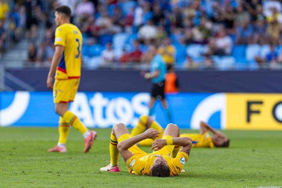 Jucătorii României U21, prăbușiți pe gazon după înfrângerea cu Spania