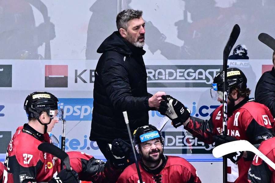 Úsměvy na střídačce Sparty. Roman Horák (vpravo) si přijel oslavně ťuknout s koučem Jaroslavem Nedvědem.