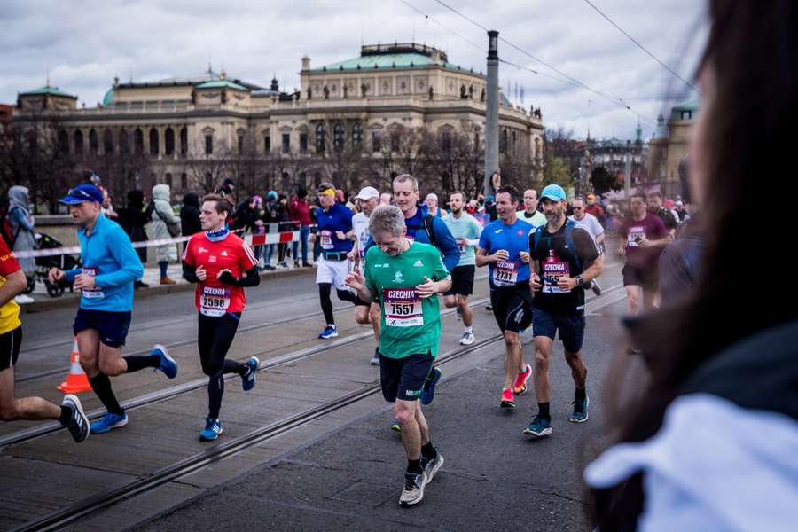 Bizar: ultramarathonrenster gediskwalificeerd omdat ze een deel met de auto aflegde