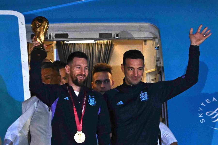 Lionel Messi (esq.) e Scaloni (dir.) na chegada à Argentina após a conquista do Mundial